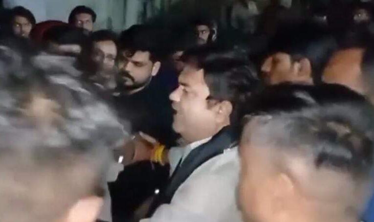 रुड़की: युवकों ने खानपुर विधायक के काफिले की गाड़ी को मारी टक्कर, जमकर हुआ हंगामा