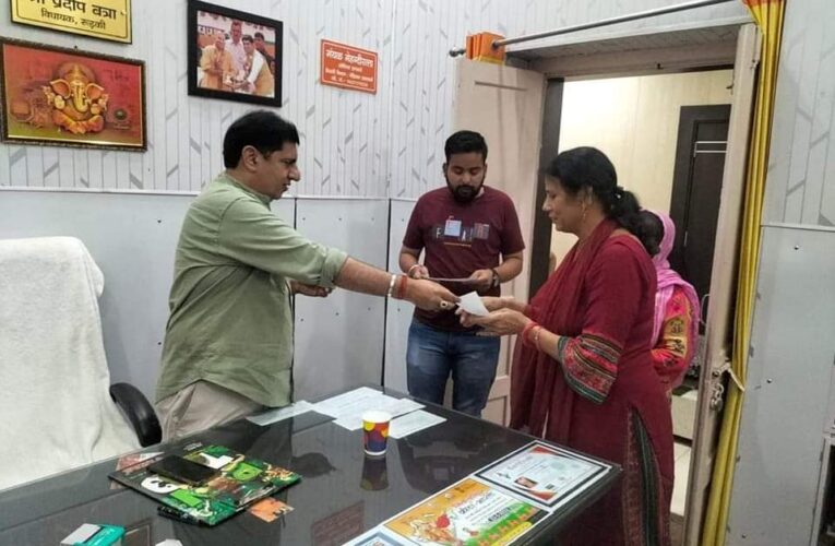 रुड़की विधायक प्रदीप बत्रा ने पीएम मोदी का 9 वर्ष का कार्यकाल पूर्ण होने पर राहत राशि के चेक वितरित किए