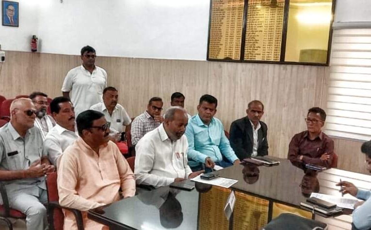 कांग्रेसियों ने ज्वाइंट मजिस्ट्रेट से मिलकर बताई शहर की समस्याएं, कहा-नहीं बनाई जा रही टूटी सड़कें