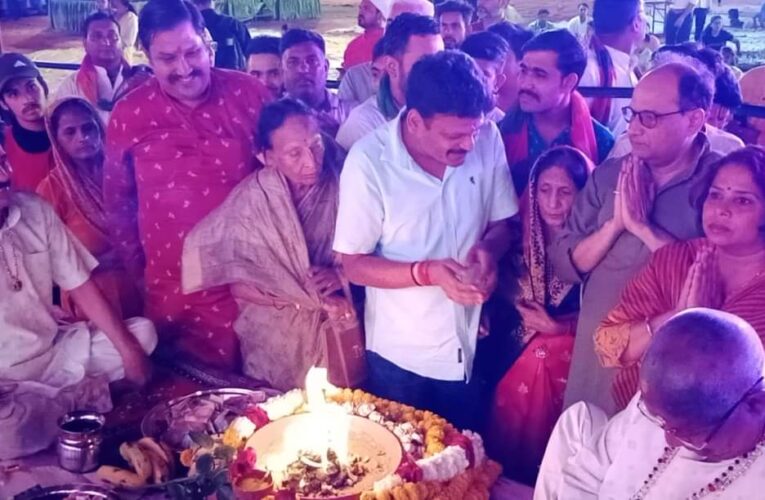 नेहरू स्टेडियम रुड़की में खाटू श्याम भजन संध्या का आयोजन, भजनों पर जमकर नाचे श्रद्धालु