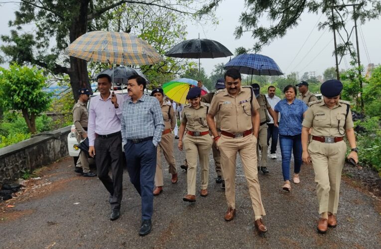 बारिश के बीच गंगा किनारे से हटाया अतिक्रमण, तीन मई तक झोपड़ियां खाली करने का अल्टीमेटम