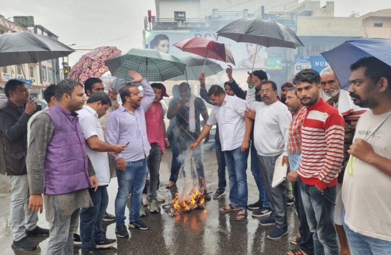 कांग्रेसियों ने कैबिनेट मंत्री प्रेमचंद अग्रवाल ने खिलाफ खोला मोर्चा, नारेबाजी कर की बर्खास्तगी की मांग