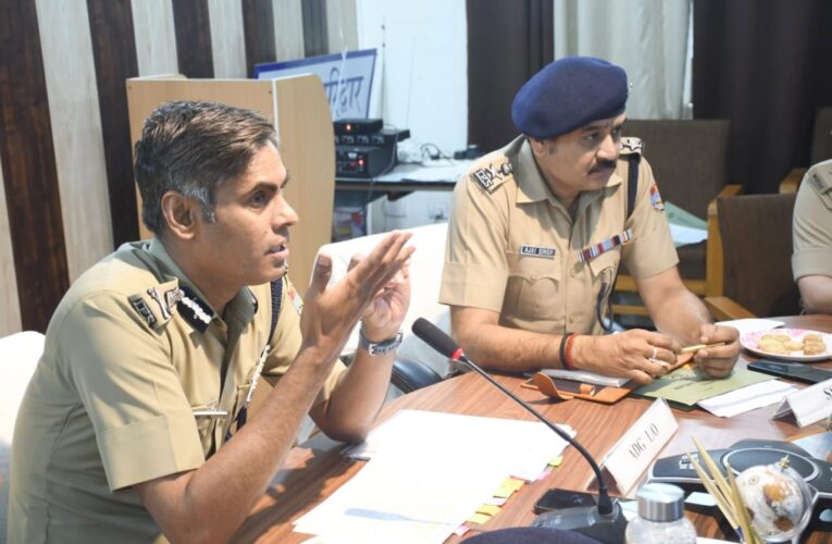 हरिद्वार में एडीजी कानून व्यवस्था डॉ. वी मुरुगेशन ने ली पुलिस अधिकारियों की बैठक, जांच में लापरवाही पर दरोगा संस्पेंड