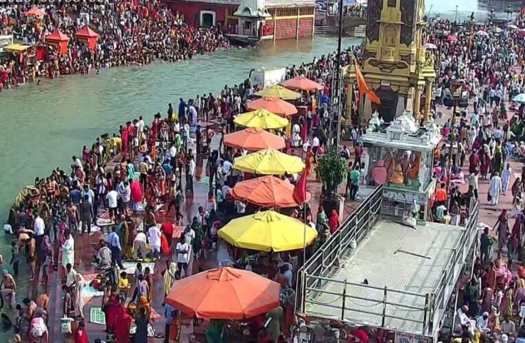 बुद्ध पूर्णिमा पर्व पर धर्मनगरी में उमड़ी श्रद्धालुओं की भीड़, हरकी पैड़ी समेत अन्य गंगा घाटों पर लगाई आस्था की डुबकी