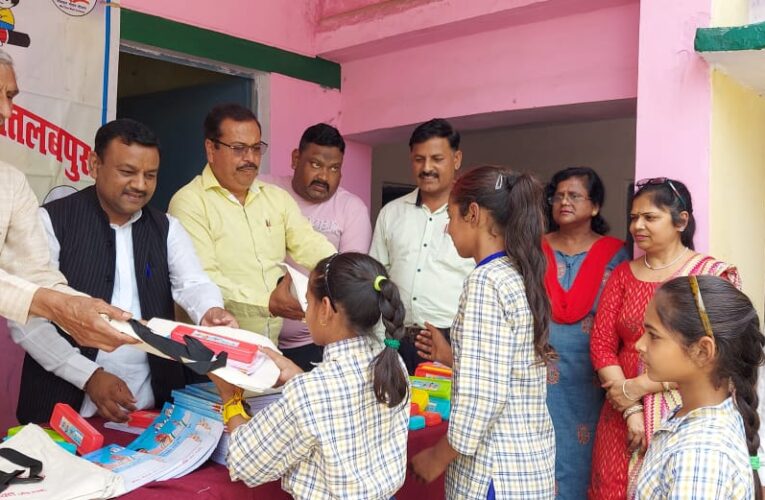 मेयर गौरव गोयल ने बच्चों को बांटी पाठ‌य सामग्री, किया शिक्षा के प्रति जागरूक