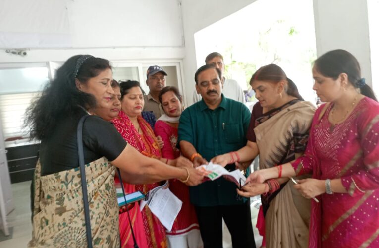 भाजपा महिला मोर्चा की मंडल अध्यक्ष नीलकमल शर्मा के नेतृत्व में प्रशासन को सौंपा ज्ञापन, शहीद स्मारक के पास तारबाड़ का लगाया आरोप