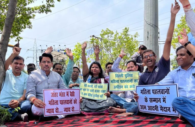 आप ने महिला पहलवानों के समर्थन में धरना दिया, भाजपा सांसद बृजभूषण सिंह की गिरफ्तारी की मांग की