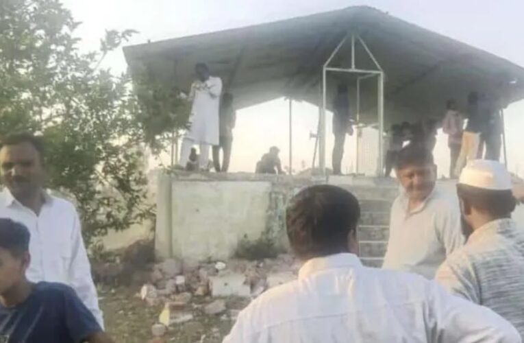 वन विभाग की टीम का ग्रामीणों ने किया विरोध, सिकरोढ़ा गांव की सीमा से लगे जंगल में धार्मिक स्थल को हटाने पहुंची थी टीम