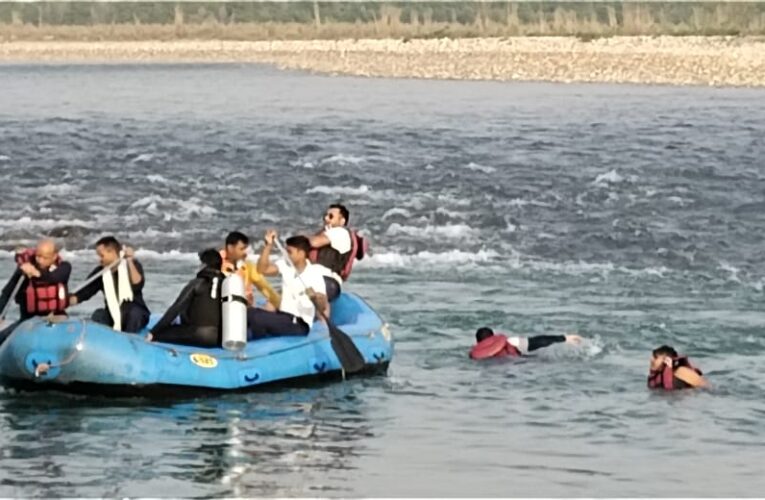 गंगा के बीच में बने टापू में फंसे चार यात्रियों को रेस्क्यू कर सकुशल बचाया, यात्रियों ने पुलिस का किया धन्यवाद