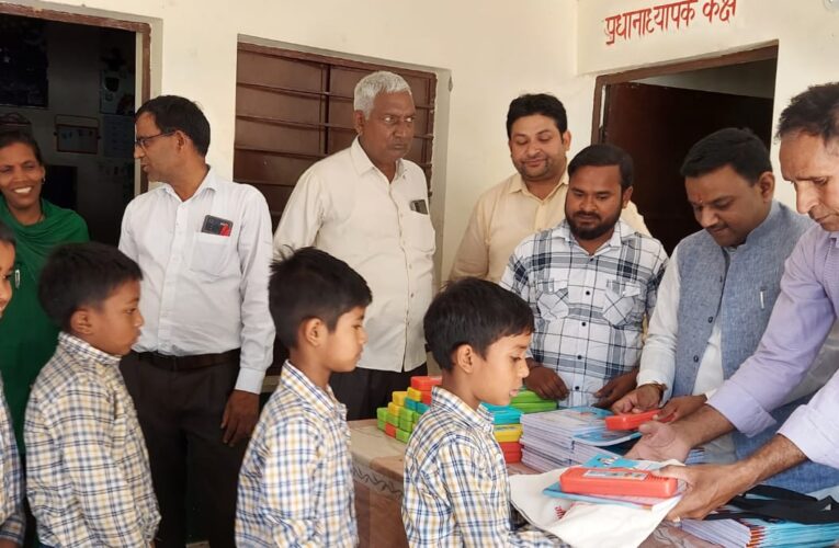 मेयर गौरव गोयल ने स्कूली बच्चों को निशुल्क पाठ्य सामग्री वितरित की, कहा-बच्चे देश का भविष्य