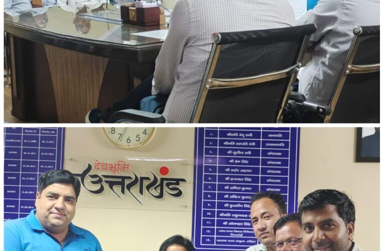 गन्ना सर्वेक्षण को लेकर की गई समीक्षा बैठक, गन्ना पर्यवेक्षकों को वितरित किए गए टेबलेट