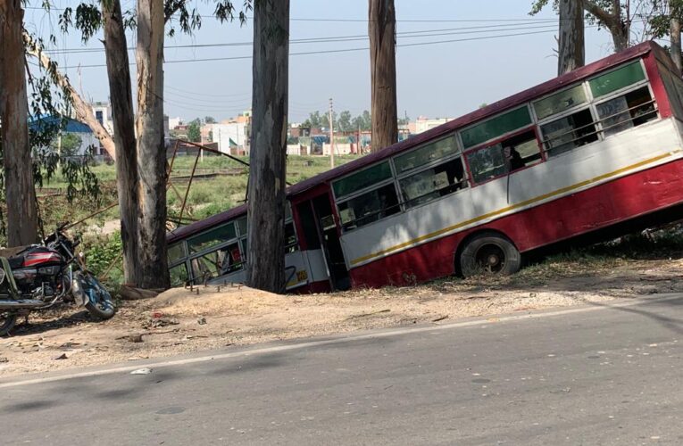 रुड़की: अनियंत्रित होकर गड्ढे में उतरी रोडवेज बस, यात्रियों में मची चीख-पुकार, चालक समेत सात घायल