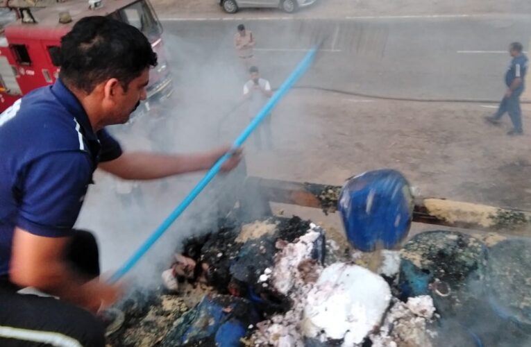 झबरेड़ा में सामान से भरे ट्रक में अचानक लगी आग, सूचना पर फायर कर्मियों ने मौके पर पहुंचकर आग पर काबू पाया