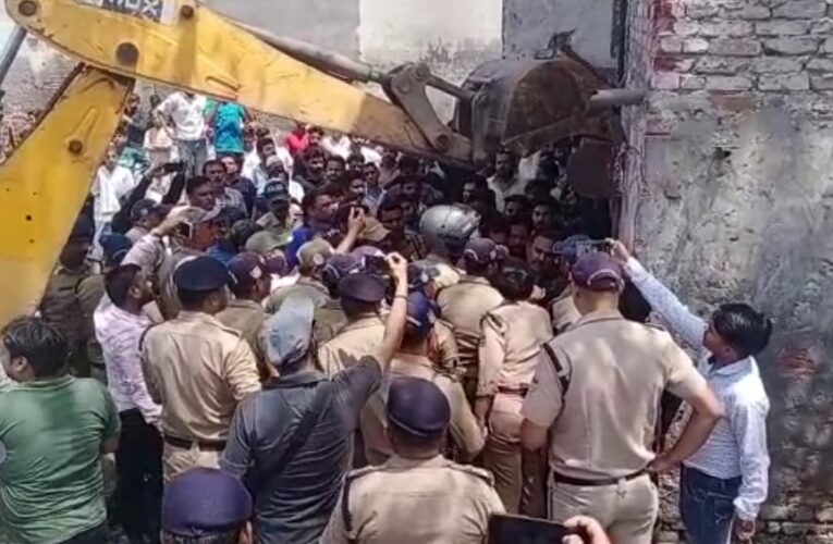 रुड़की में अतिक्रमण हटाने को लेकर हंगामा, नगर आयुक्त और लोगों के बीच धक्का-मुक्की भी हुई