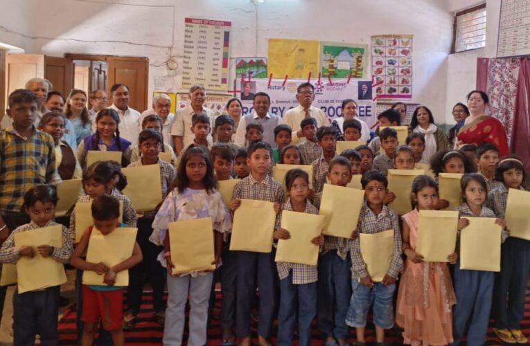 राजकीय प्राथमिक विद्यालय नंबर-15 में पंखे एवं बच्चों को निशुल्क वितरित की गई पाठन सामग्री