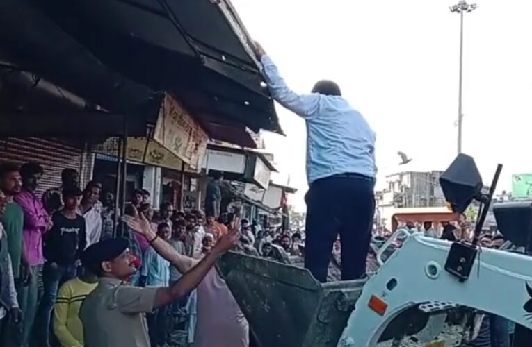 झबरेड़ा में नोकझोंक के बीच हटाया अतिक्रमण, टीम ने सड़क पर रखे बेंच, तख्त, मेज आदि सामान जब्त किए