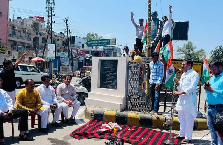 रुड़की में सरदार पटेल की मूर्ति का अनावरण किया, वक्ताओं ने कहा-लौह पुरुष पटेल दृढ़ संकल्प वाले महान देशभक्त थे