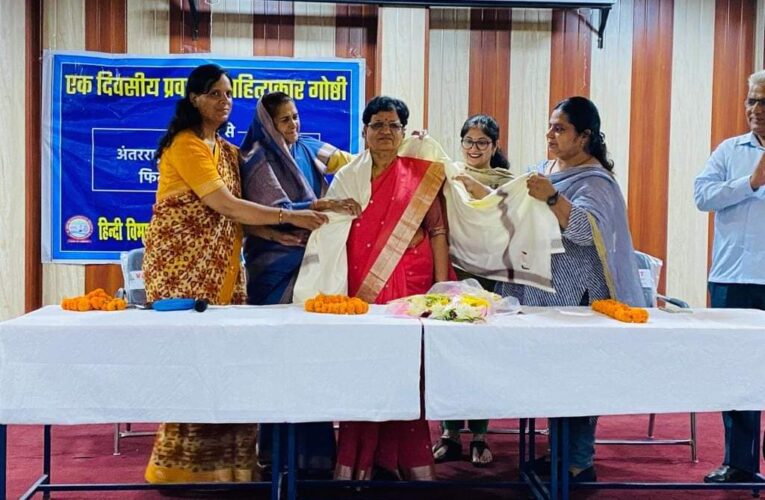 प्रवासी भारतीयों को एक सूत्र में पिरोती है हिंदी, अमेरिका से आई वरिष्ठ साहित्यकार डॉ.मीरा सिंह ने छात्र छात्राओं को किया संबोधित
