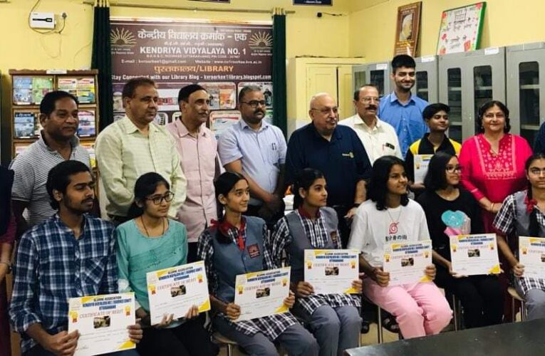 केंद्रीय विद्यालय क्रमांक एक में मेधावियों को किया सम्मानित