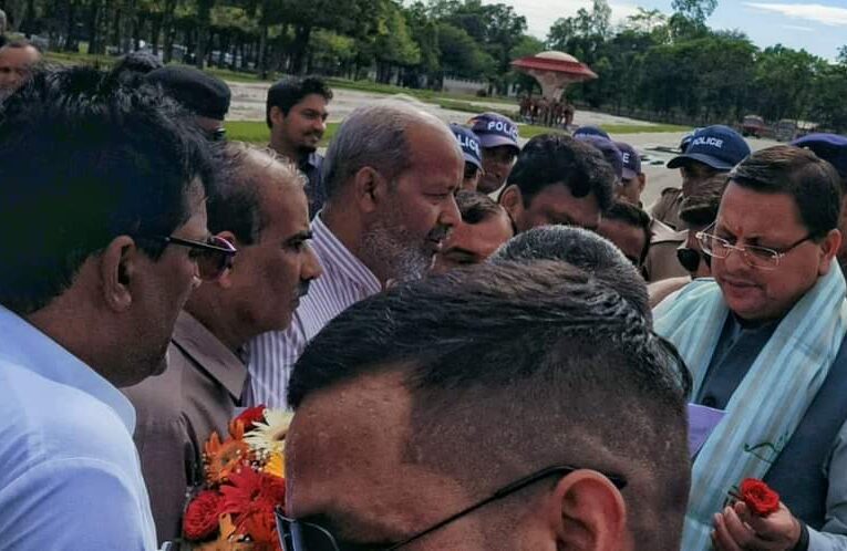 कांग्रेस ने मुख्यमंत्री पुष्कर सिंह धामी को सौंपा ज्ञापन, रुड़की को जिला बनाए जाने की मांग उठाई