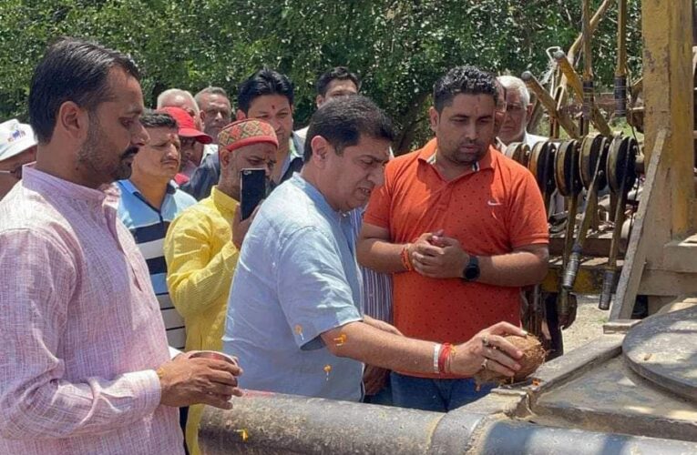 आदर्श नगर में नहीं होगी पानी की कमी, विधायक प्रदीप बत्रा और पार्षद राजेश्वरी कश्यप ने ट्यूबवेल के निर्माण कार्य का शुभारंभ किया