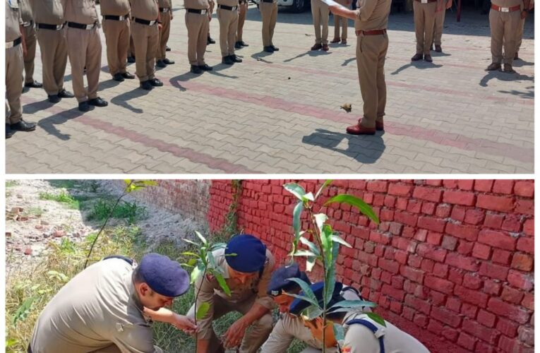 भगवानपुर थाना प्रभारी निरीक्षक राजीव रौथाण ने पुलिसकर्मियों को दिलाई पर्यावरण संरक्षण की शपथ, किया पौधारोपण