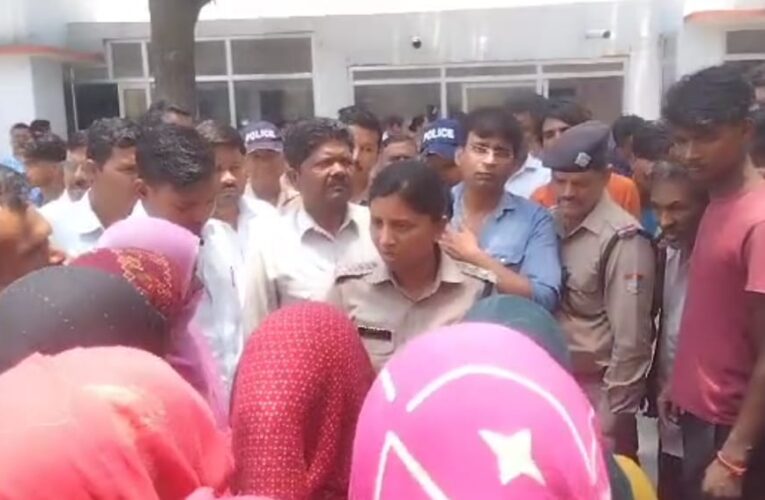 रुड़की: दलित युवक की संदिग्ध मौत के मामले में ग्रामीणों ने लगाया हत्या का आरोप, कोतवाली का किया घेराव, जमकर की नारेबाजी