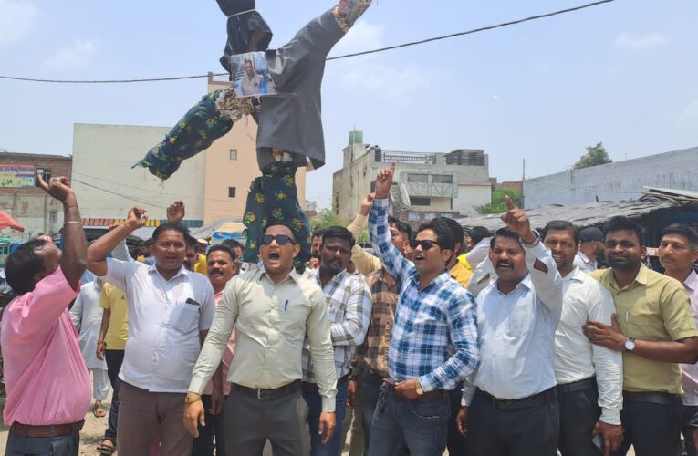 भगवानपुर में कांग्रेसियों ने फूंका पूर्व विधायक देशराज कर्णवाल का पुतला, की नारेबाजी