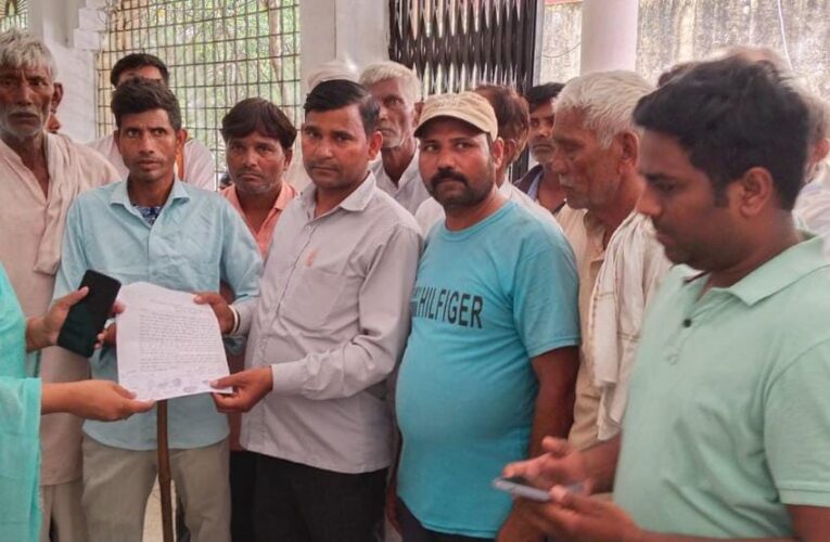 ग्रामीणों ने जलभराव की समस्या हल नहीं होने पर तहसील में धरना दिया, कहा-कुछ लोगों ने पानी की निकासी बंद कर दी