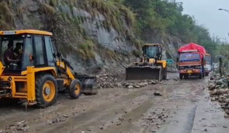 चंडी देवी मंदिर के नजदीक हाइवे पर पहाड़ से मलबा सड़क पर आया, दो घंटे तक यातायात रहा बाधित