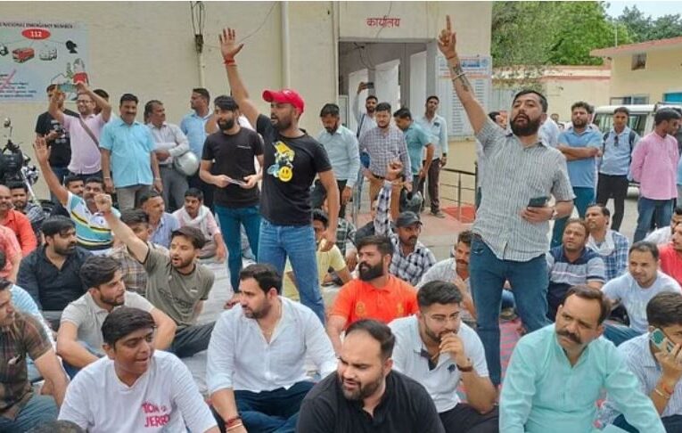 रुड़की: भीम आर्मी के प्रदेश अध्यक्ष ने फेसबुक पर डाली विवादित पोस्ट, बड़ी संख्या में क्षत्रिय समाज के लोगों ने घेरी कोतवाली