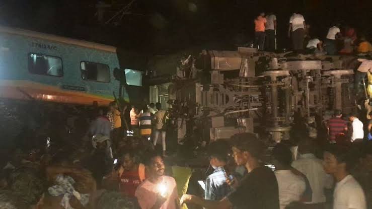 तीन ट्रेनों के टकराने की वजह से भयंकर हादसा, 233 यात्रियों की मौत, करीब 900 घायल