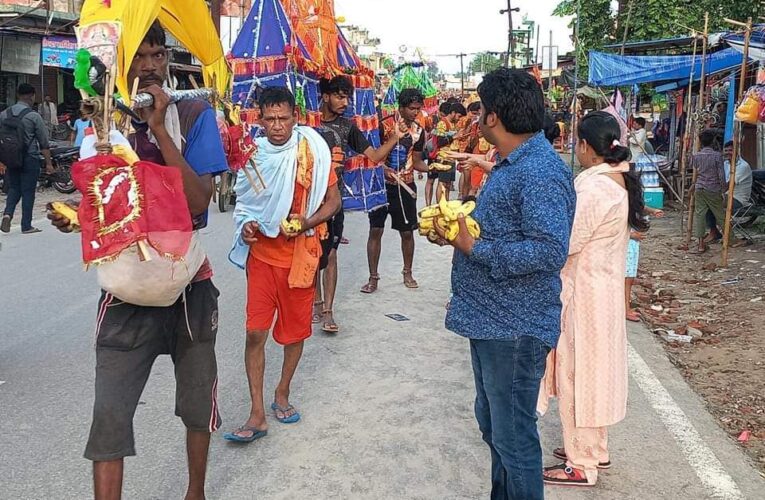 शिवभक्तों की सेवा करने से होती है पुण्य की प्राप्ति, व्यापारी गगन बंसल ने कावड़ियों पर बरसाए फूल, वितरित किए फल