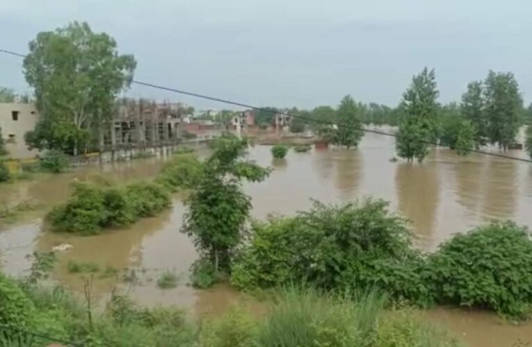 सोलानी नदी की तटीय कॉलोनी जलमग्न, उफान हैं बेसमेंट, ग्राउंड फ्लोर पर भी कई फुट पानी