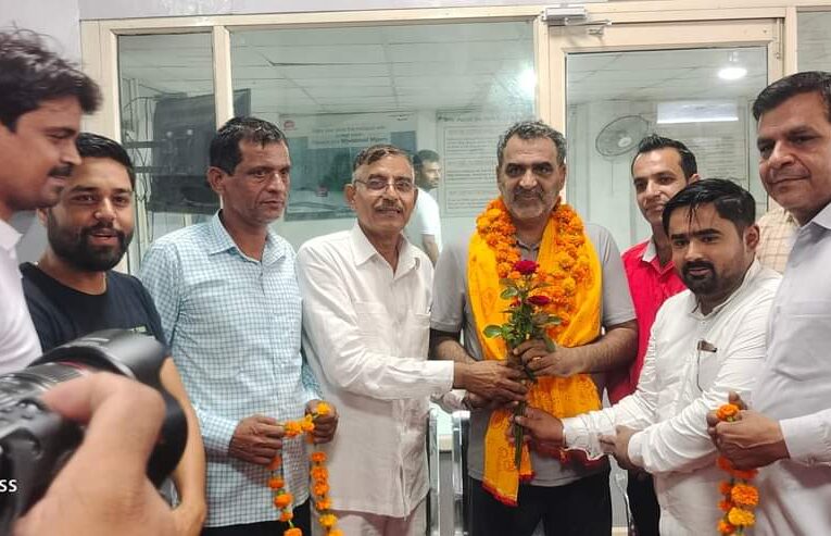 कांवड़ ले जा रहे केंद्रीय मंत्री डॉ. संजीव बालियान का रुड़की में हुआ स्वागत, समान नागरिक संहिता लागू करने की पहल पर सीएम धामी की प्रशंसा की