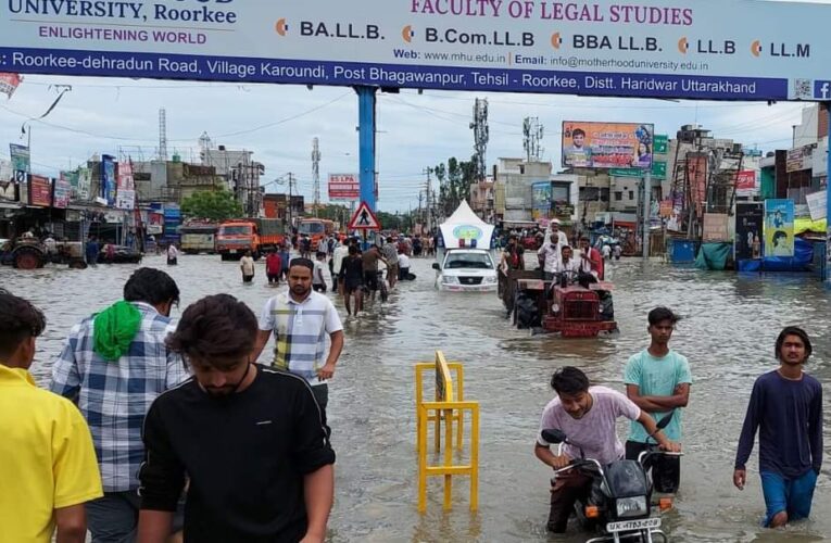 रुड़की में मूसलाधार बारिश से आवागमन बाधित, जगह-जगह जलभराव