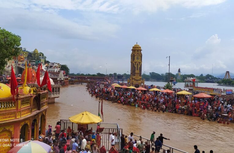 गुरु पूर्णिमा पर हरकी पैड़ी पर उमड़े श्रद्धालुओं ने किया गंगा स्नान, लिया गुरुजनों का आशीर्वाद