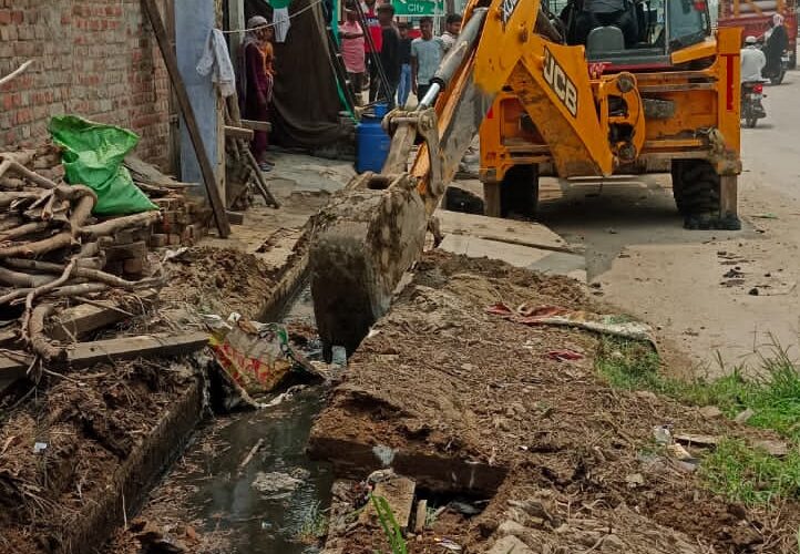 नगर पंचायत रामपुर ने तेज किया नालों की सफाई का कार्य