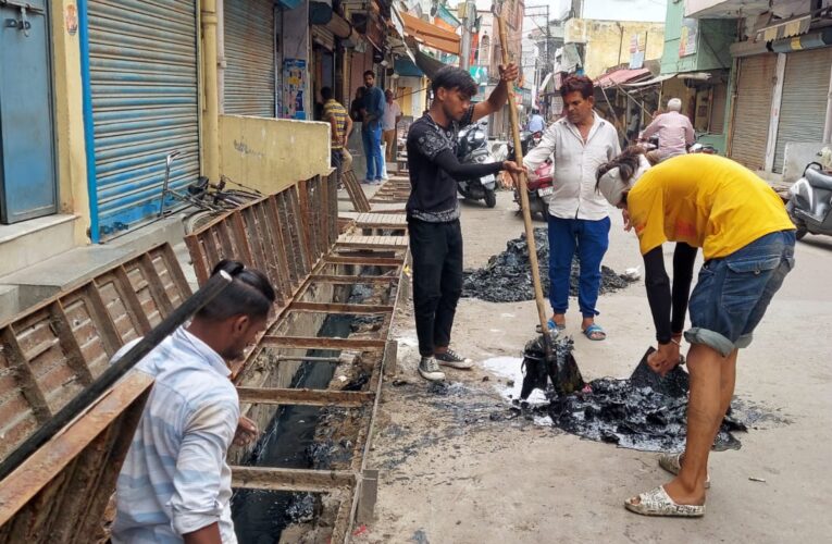 रुड़की नगर निगम ने चलाया नाला सफाई अभियान, नालों की तह तक सफाई कर सिल्ट को बाहर निकाला