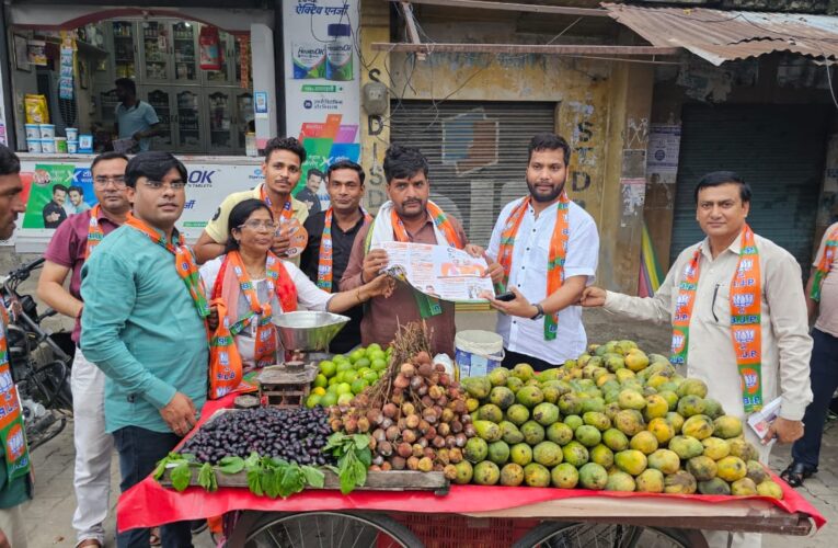 झबरेड़ा में समाजसेवी डॉ.अमन गुप्ता के नेतृत्व में कार्यकर्ताओं ने गिनाई मोदी सरकार की उपलब्धियां