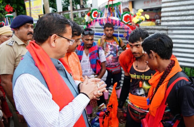 सीएम पुष्कर सिंह धामी ने हरिद्वार में कावड़ पट्टी का किया औचक निरीक्षण, कावड़ियों पर की पुष्प वर्षा