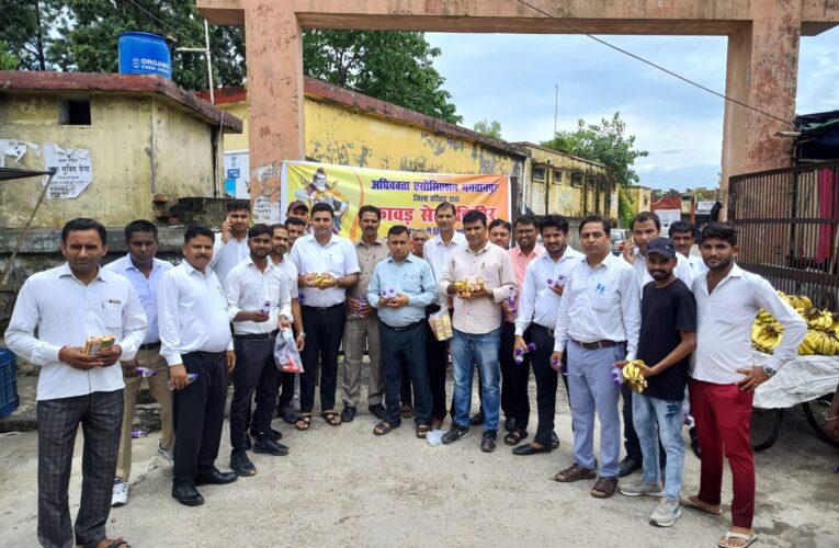 अधिवक्ता एसोसिएशन भगवानपुर ने कांवड़ियों को फल, बिस्किट, पानी और फ्रूटी वितरित की
