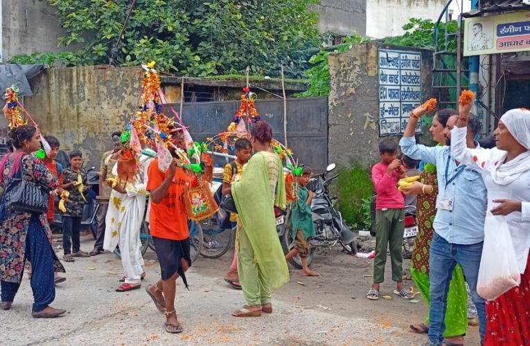 किन्नर समाज ने कांवड़ियों पर की पुष्पवर्षा, वितरित किए फल, कहा-पूरे संसार पर बनी रहे भगवान भोलेनाथ की दया दृष्टि