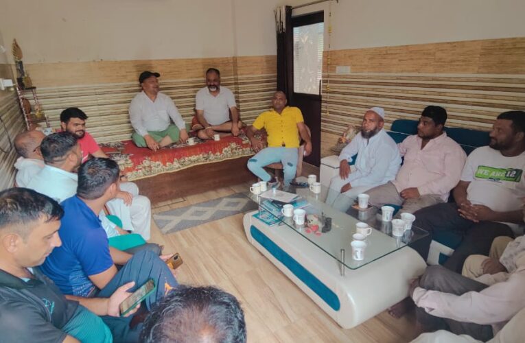 जिला पंचायत सदस्य किशनपुर जमालपुर के पास विद्युत की समस्या लेकर पहुंचे ग्रामीण, अधिकारियों से फोन पर बात कर समाधान के लिए कहा