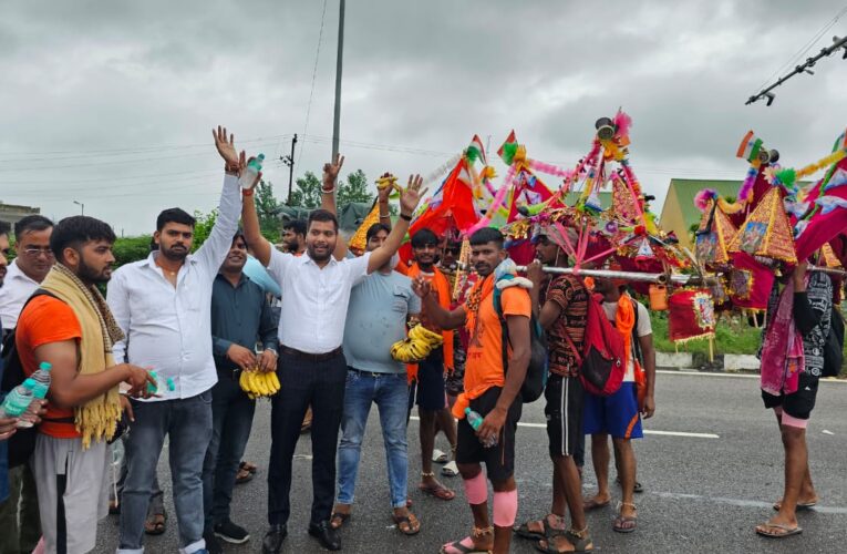 समाजसेवी डॉ.अमन गुप्ता ने कावड़ियों को वितरित किए फल, शिवभक्तों के पैर धोकर लिया आशीर्वाद