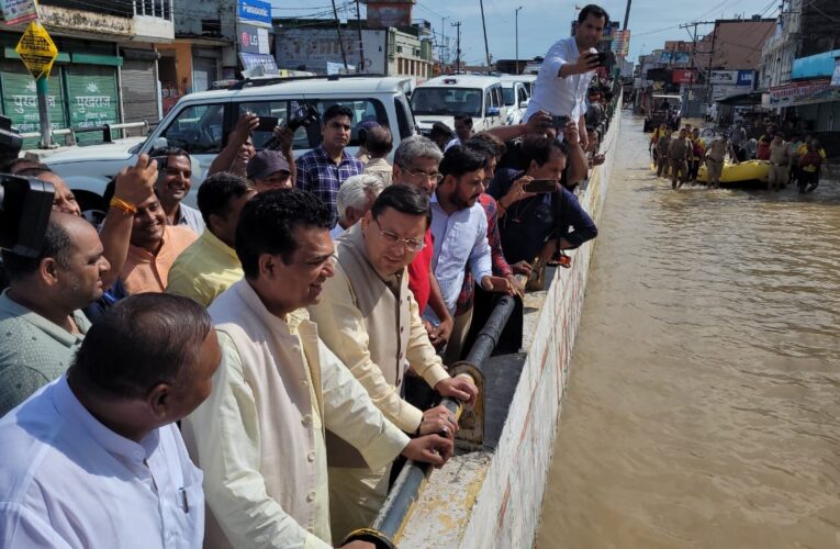 सीएम धामी ने किया लक्सर क्षेत्र के जलभराव वाले क्षेत्रों का स्थलीय निरीक्षण, सोनाली नदी के फ्लड मैनेजमेंट प्लान बनाने के दिए निर्देश