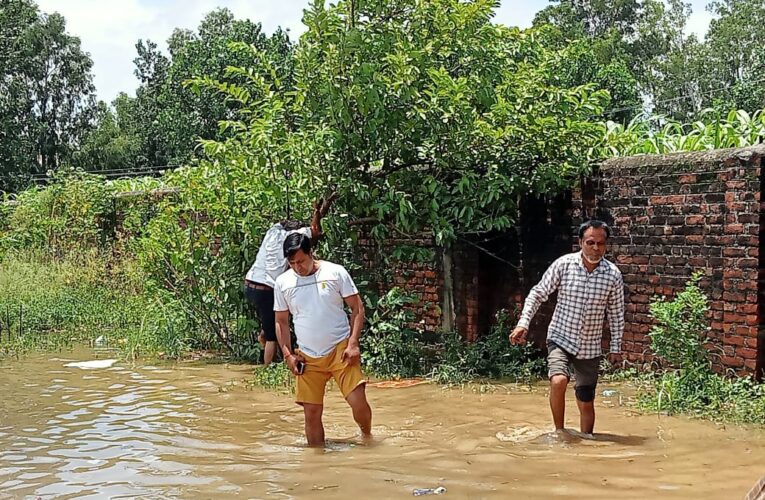 आर. एन. आई. इंटर काॅलेज में चल रहे कावड़ सेवा शिविर में भरा पानी, पम्प लगाकर निकाला