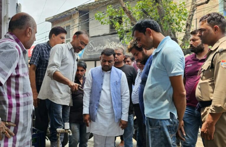 मेयर गौरव गोयल ने किया बाढ़ प्रभावित क्षेत्रों का निरीक्षण, कर्मचारियों को दिए निर्देश