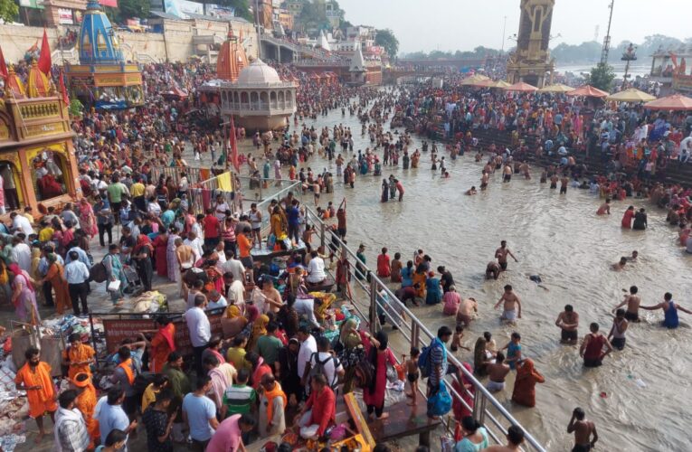 हरिद्वार धर्मनगरी में सोमवती अमावस्या पर उमड़ा आस्था का सैलाब, हर हर गंगे के जयकारों के साथ श्रद्धालुओं ने किया गंगा स्नान