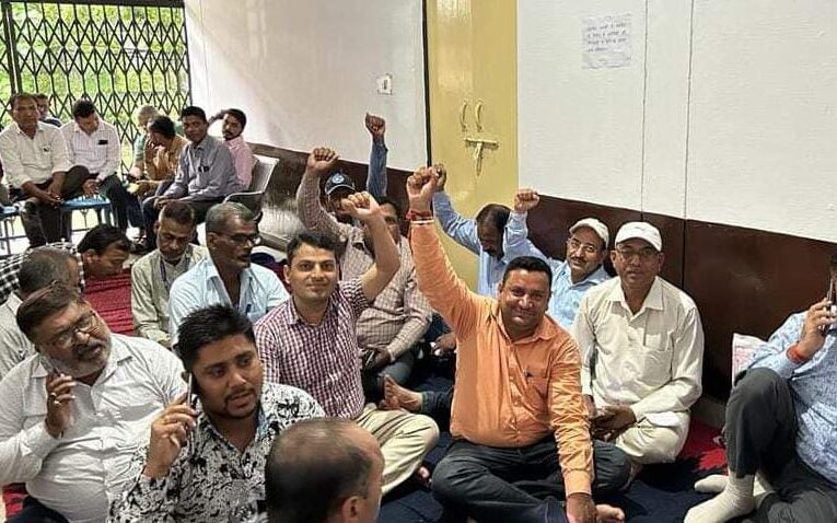 रुड़की में पार्षद की गिरफ्तारी न होने पर तहसील का समस्त स्टाफ कार्य बहिष्कार कर धरने पर बैठा, कामकाज बंद